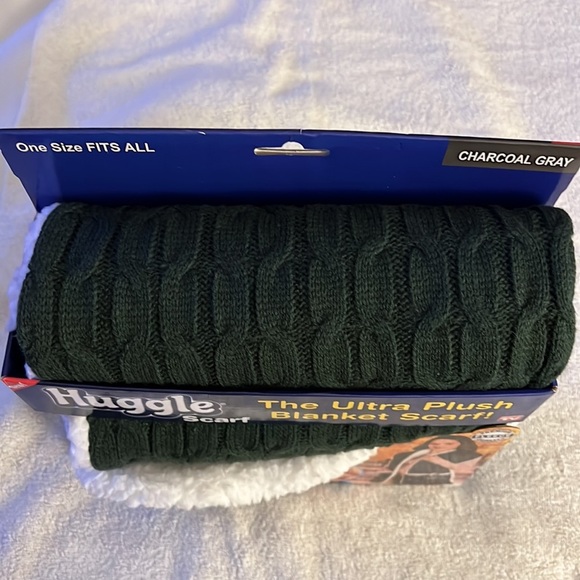 Huggle Scarf - Picture 2 of 3